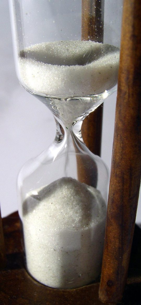 黄金实时价格 App 历史记录列表界面，按时间倒序展示历次换算的克重、口径与结果数值